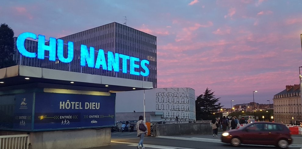 Non, le CHU de Nantes n'a pas lancé d'appel aux dons pour sauver Lucie (1 an)