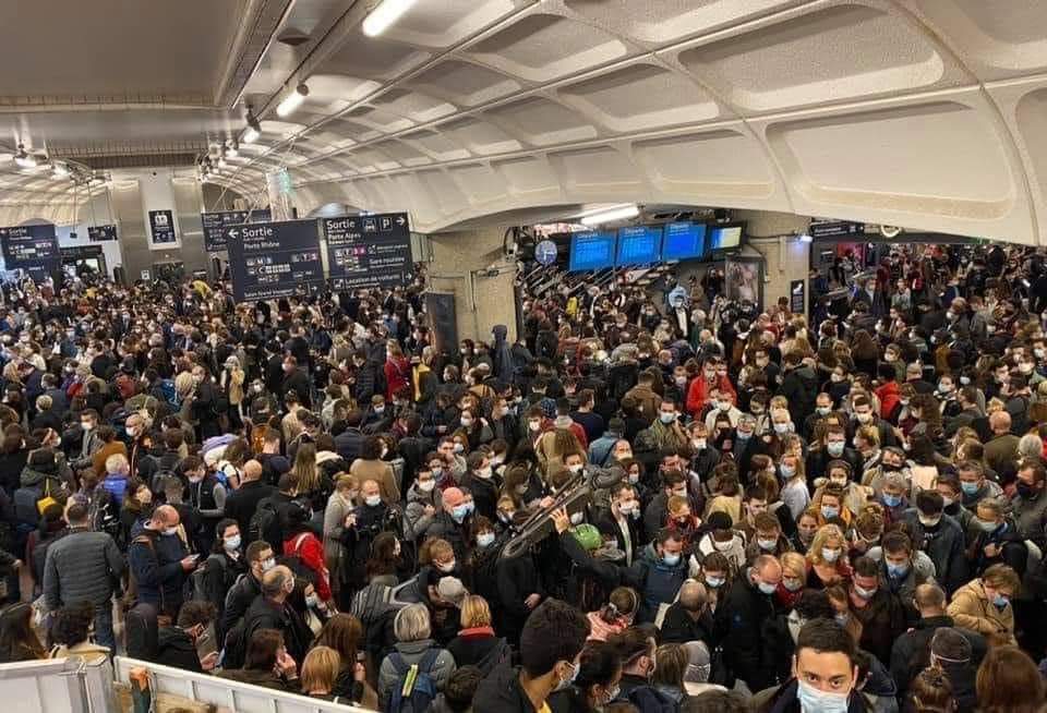 En pleine épidémie de Covid19, une photo d'une gare bondée fait le buzz